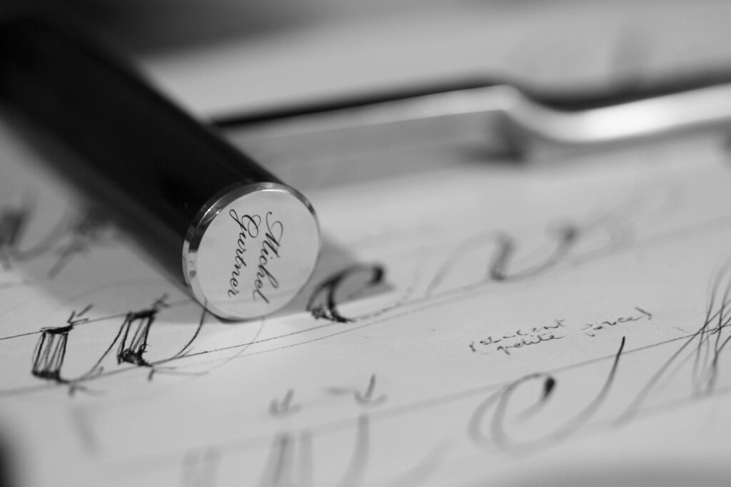 Dessin et gravure de lettres.