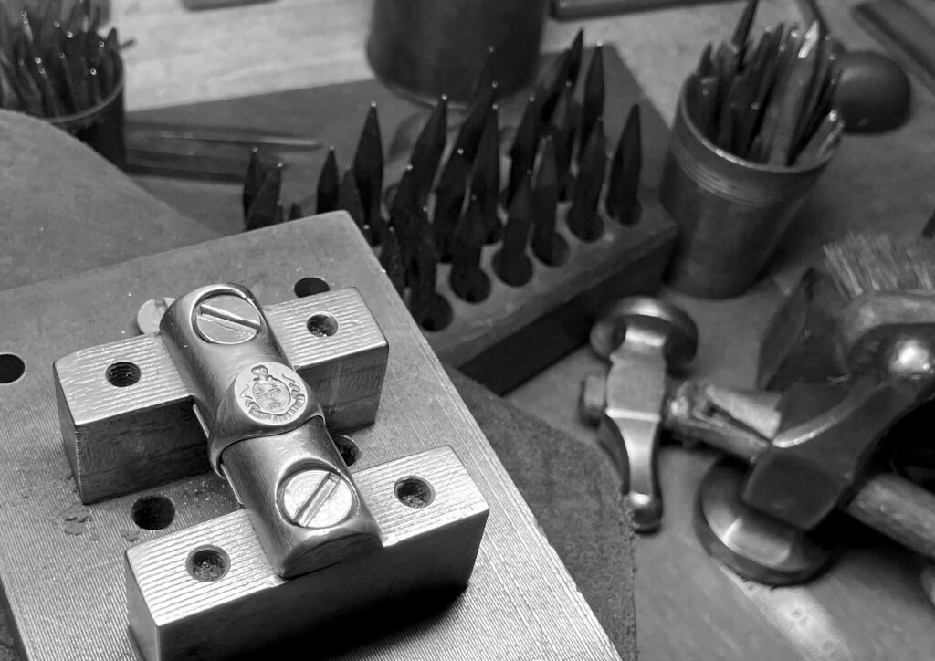 Chevalière sur son étau.